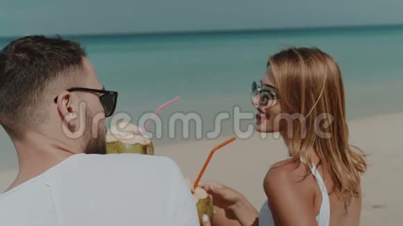 暑假期间的一对漂亮夫妇视频的预览图