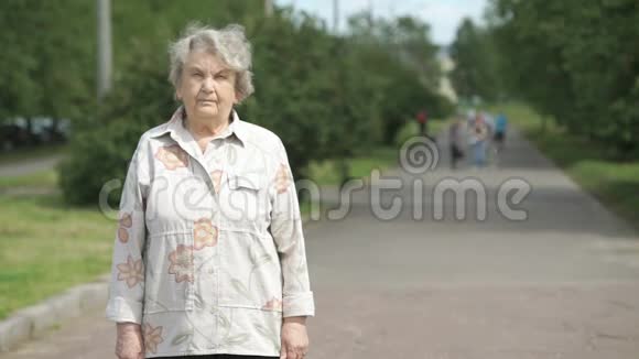 80岁高龄老人户外画像视频的预览图