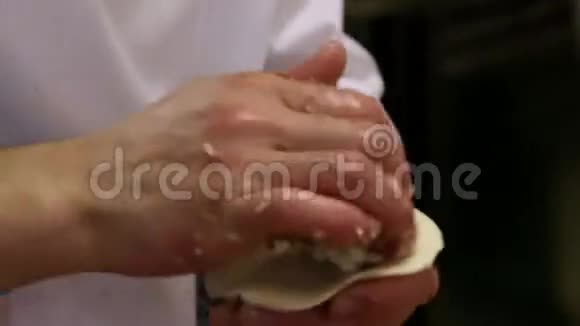 厨师用擀面杖准备面团视频的预览图