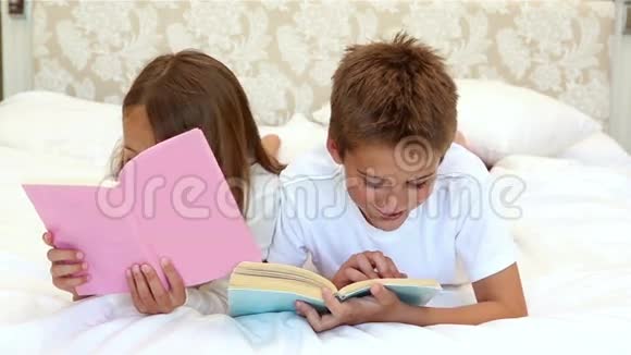 孩子们在床上看书视频的预览图