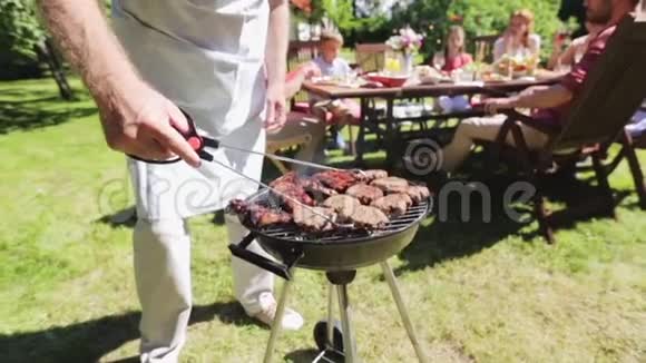 男子烧烤架烧肉夏季聚会视频的预览图