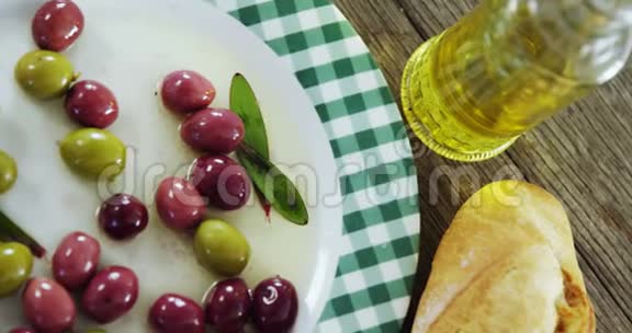腌制橄榄油和面包视频的预览图