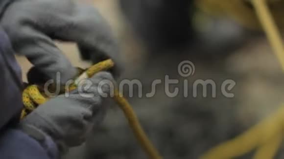 爬上岩石训练登山者视频的预览图