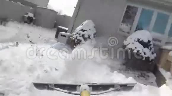 冬雨过后用铲子铲雪视频的预览图