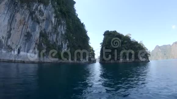 泰国热带丛林湖Cheolan海岛野山自然国家公园游艇岩石视频的预览图