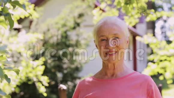 户外快乐微笑老年妇女画像视频的预览图