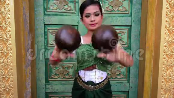 美丽的亚洲女孩在寺庙里表演椰子民间舞蹈视频的预览图