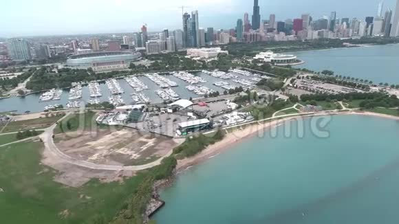 伊利诺伊州芝加哥密歇根湖的航空海岸线景观视频的预览图