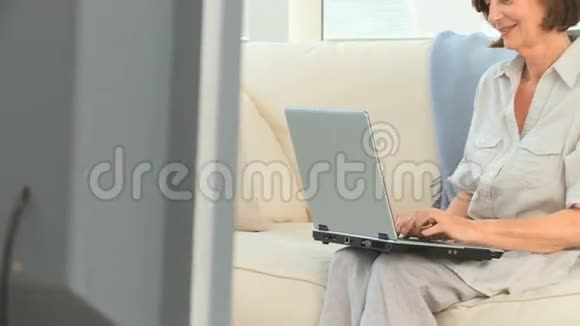 在笔记本电脑上工作的老年妇女视频的预览图