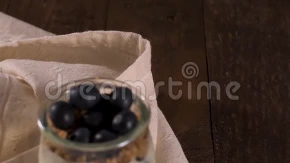 酸奶和蓝莓和麦片视频的预览图