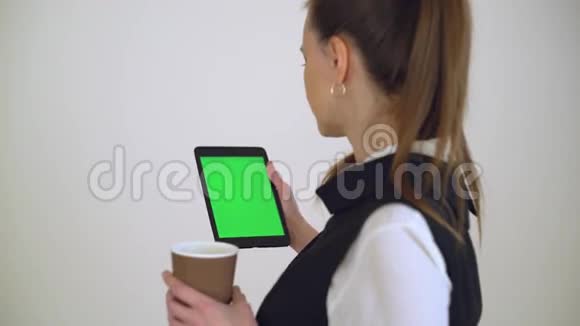 女性使用现代设备视频的预览图
