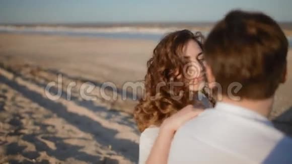 年轻的白种人夫妇在海边视频的预览图