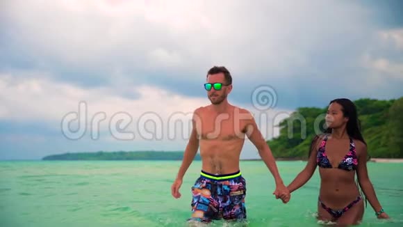 暑假旅游和生活方式概念热带海滩上的幸福夫妻视频的预览图