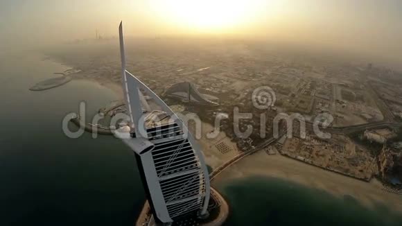 阿联酋迪拜的BurjAl阿拉伯酒店直升机视图视频的预览图