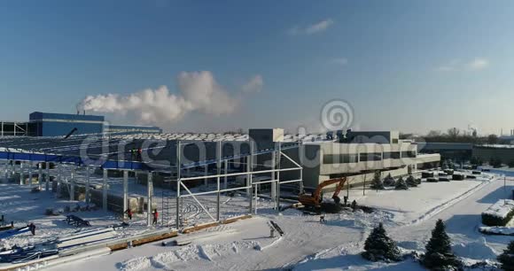 现代工厂或工厂的外观建筑立面和停车场从空中俯瞰全景视频的预览图