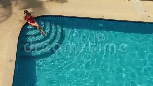 女人和游泳池视频的预览图