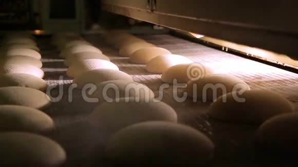 在面包店做一条面包视频的预览图