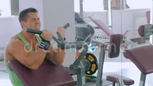 运动青年在健身房锻炼健身器材视频的预览图