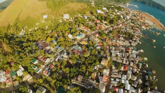 有贫民窟和贫困地区的Coron城市巴拉望布桑加岛傍晚时分和日落时分菲什耶景色视频的预览图