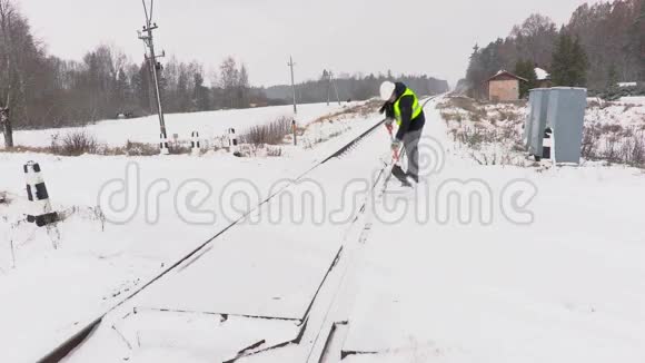 铁路员工在铁路交叉路口清扫积雪视频的预览图