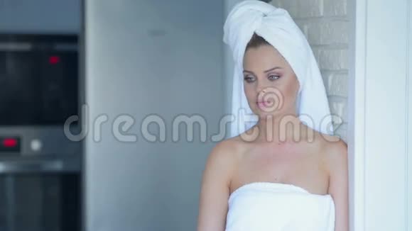 微笑的年轻女子穿着浴巾视频的预览图