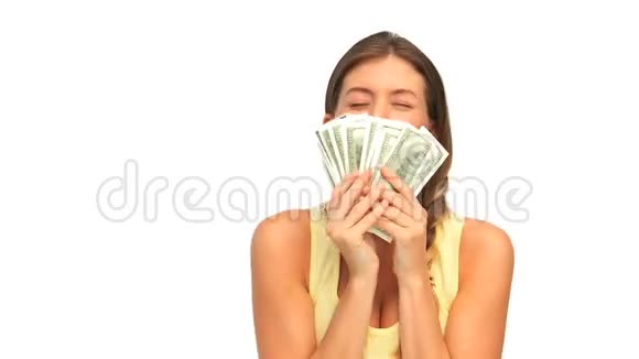 女人展示她的现金视频的预览图