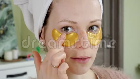 有魅力的女人在家打美容贴脸视频的预览图