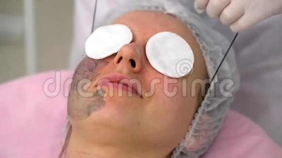 美容诊所手术过程中的年轻女性视频的预览图