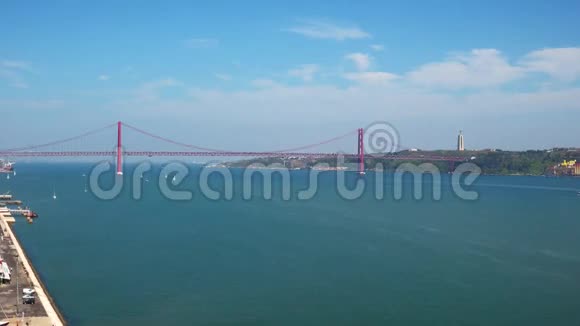 4月25日里斯本塔乔河上著名的大桥也就是萨拉扎桥视频的预览图