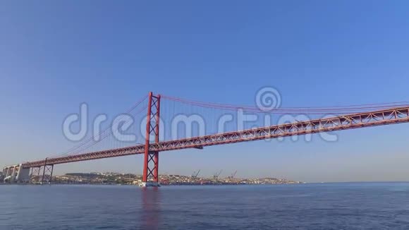 4月25日里斯本塔乔河上著名的大桥也就是萨拉扎桥视频的预览图