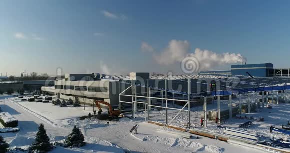现代工厂或工厂的外观建筑立面和停车场从空中俯瞰全景视频的预览图