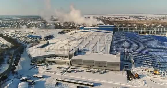 冬季建设大型工厂从空中俯瞰大型工厂现代工厂或商业建筑视频的预览图