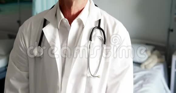 男医生站在病房里的画像视频的预览图