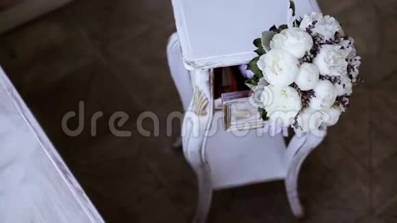 美丽的婚礼五颜六色的新娘花束视频的预览图
