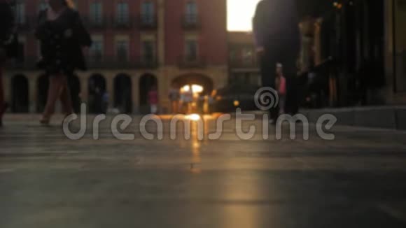 在金色夕阳的照耀下漫步的欧洲小镇视频的预览图