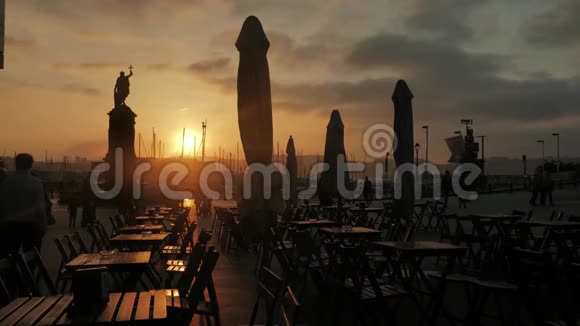 在金色夕阳的照耀下漫步的欧洲小镇视频的预览图