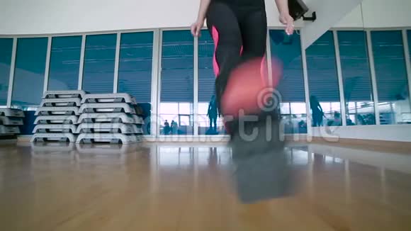 运动女人在健身房里和kangoo鞋跳舞视频的预览图