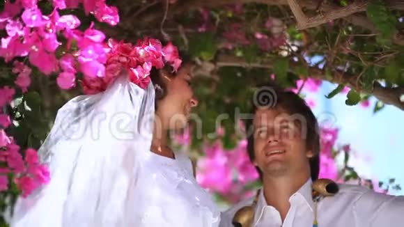 漂亮的新娘和新郎在街上结婚纪念日视频的预览图