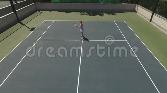 两个年轻人在网球场打网球视频的预览图