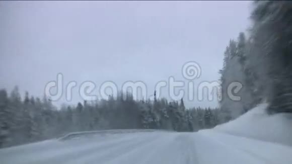 车在冬林路上视频的预览图