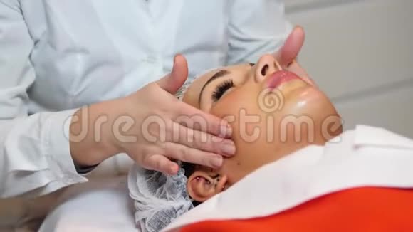 美容师要戴面罩为年轻女人剥皮女人有美容手术视频的预览图