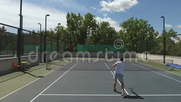 两个有魅力的人在球场上打网球视频的预览图
