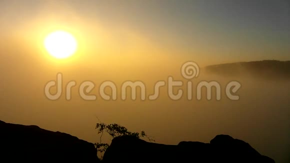 温泉雾蒙蒙的日出在一个美丽的岩石公园雾中的砂岩峰增加视频的预览图
