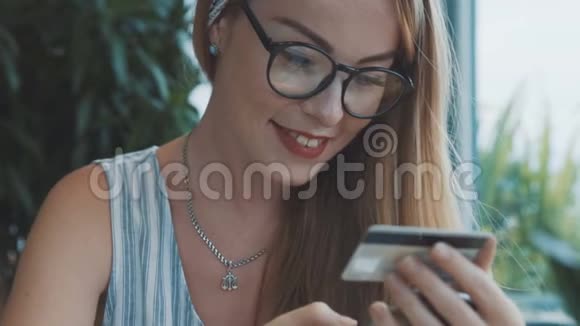 女性在咖啡馆网上购物视频的预览图