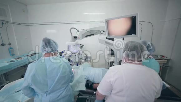 医疗团队在医院手术室执行手术视频的预览图