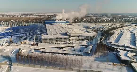 冬季建设大型工厂从空中俯瞰大型工厂现代工厂或商业建筑视频的预览图