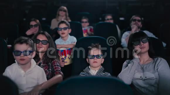 人们正在电影院看电影视频的预览图