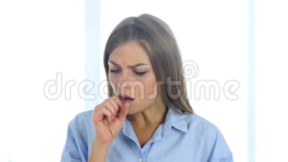患病妇女咳嗽咽喉感染的肖像视频的预览图
