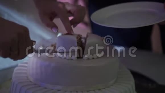 女人切庆祝蛋糕视频的预览图