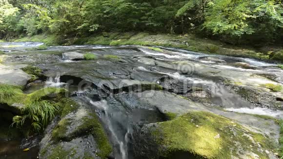 河流动岩体视频的预览图